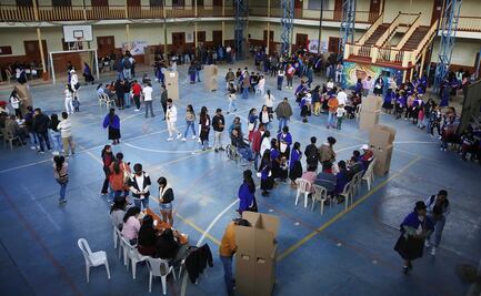 Cierran colegios electorales en Colombia tras la primera vuelta presidencial