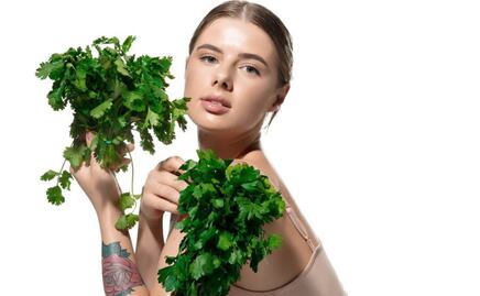 5 fuentes de clorofila para fijar el calcio en tus huesos y desintoxicar el organismo