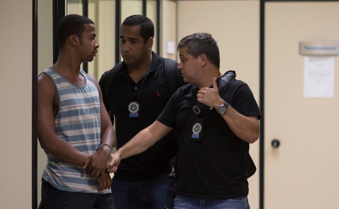 Policías brasileños escoltan a Raí de Souza, uno de los dos detenidos hasta ahora, acusados por la violación tumultuaria de una adolescente en Río de Janeiro (Foto: AP)