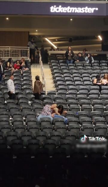 ¿Aburrido? Pareja va a concierto de Grupo Firme y se queda dormida