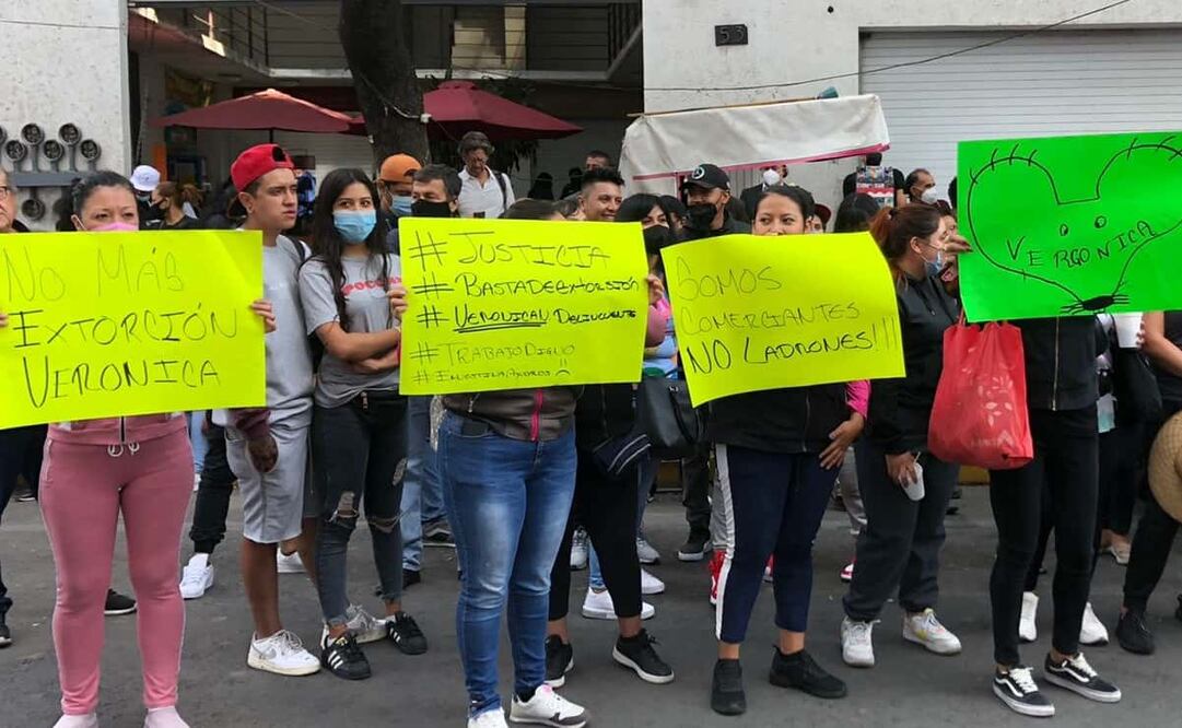 Cerca de 100 comerciantes se manifiestan afuera del búnker de la Fiscalía General de Justicia. Foto: Especial