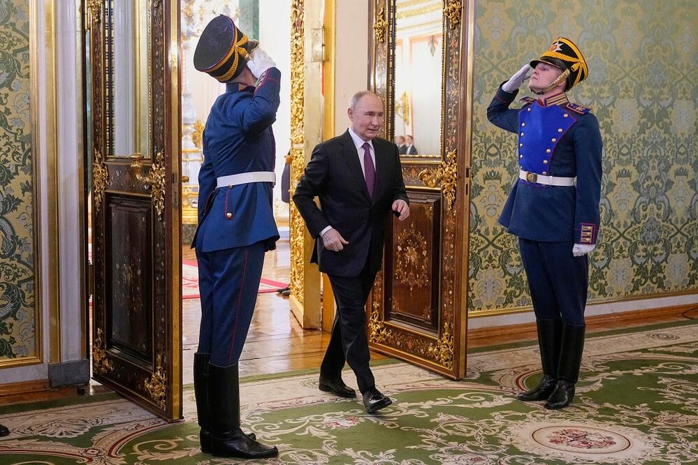 El presidente ruso, Vladimir Putin, a su llegada para una reunión con el presidente del líder consejo presidencial yemení, Rashad al-Alimi, en el Gran Palacio del Kremlin, en Moscú. FOTO: AP