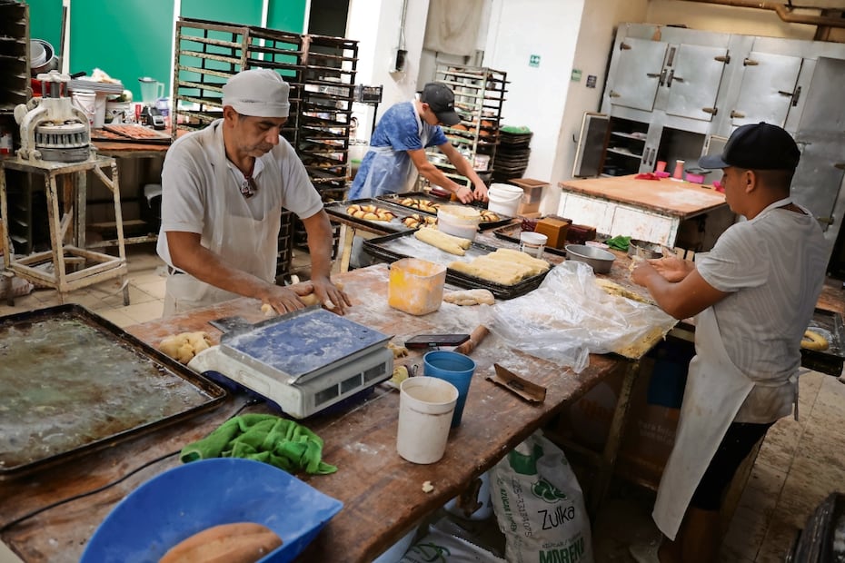 En la panadería Tahona, ubicada en el Centro Histórico, la preparación de
la Rosca de Reyes comenzó un día antes y de forma tradicional. Foto: Fernanda Rojas / EL UNIVERSAL