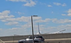 Avión de United Airlines choca con poste y camión en Nueva Jersey; aterriza sin heridos