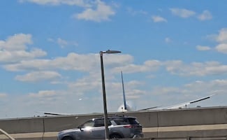Avión de United Airlines choca con poste y camión en Nueva Jersey; aterriza sin heridos