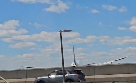 Avión de United Airlines choca con poste y camión en Nueva Jersey; aterriza sin heridos