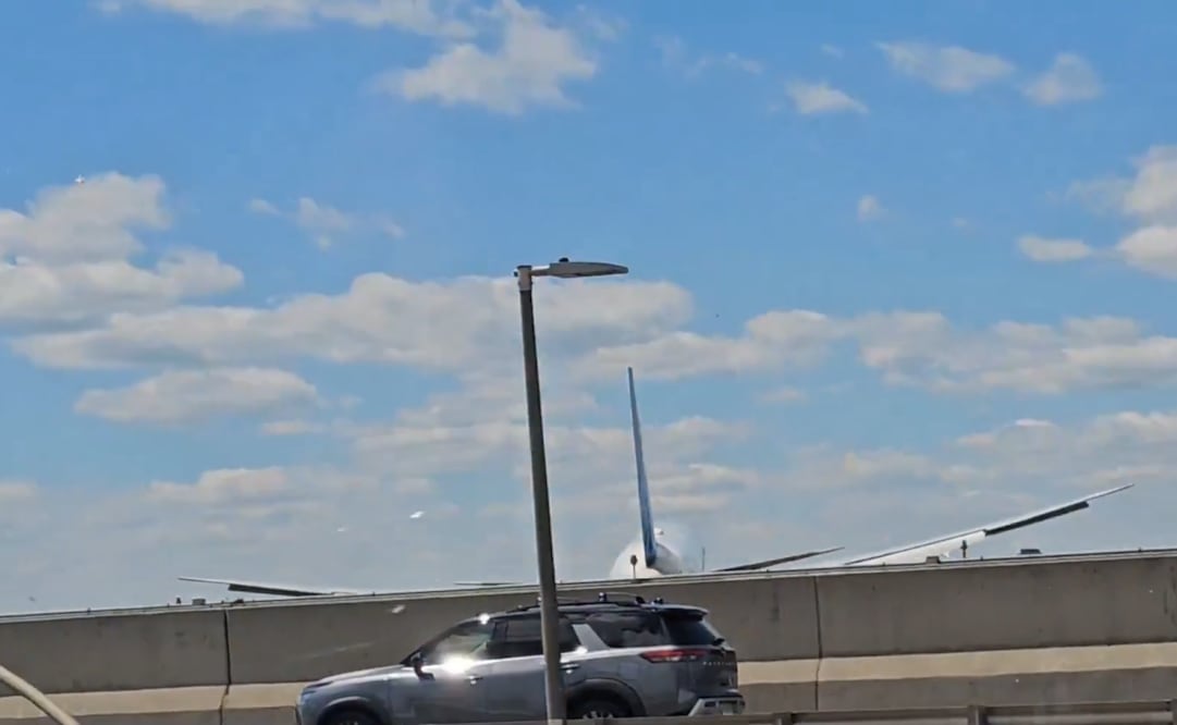 El avión logra llegar a la puerta de embarque pese al impacto con infraestructura y un vehículo. (03/05/26) Foto: Captura de video