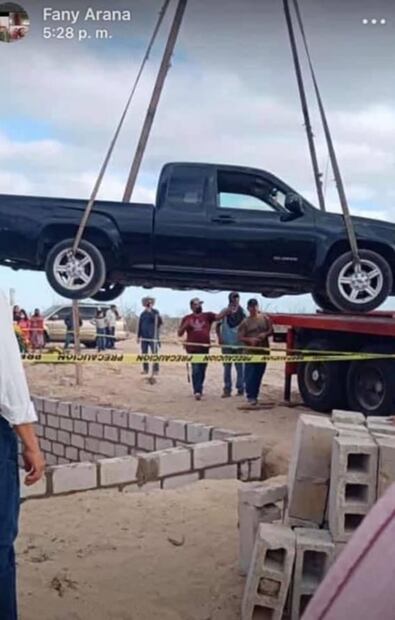 Me voy pero me llevo la troca. Entierran a hombre con todo y su camioneta
