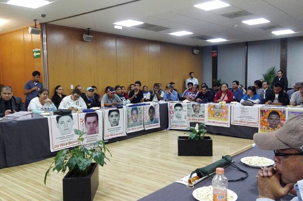 Padres de los 43 normalistas de Ayotzinapa desaparecidos en 2014 acudieron a las instalaciones de la PGR en CDMX para reunirse con autoridades y exigir que se avance en el esclarecimiento del caso. (ESPECIAL)