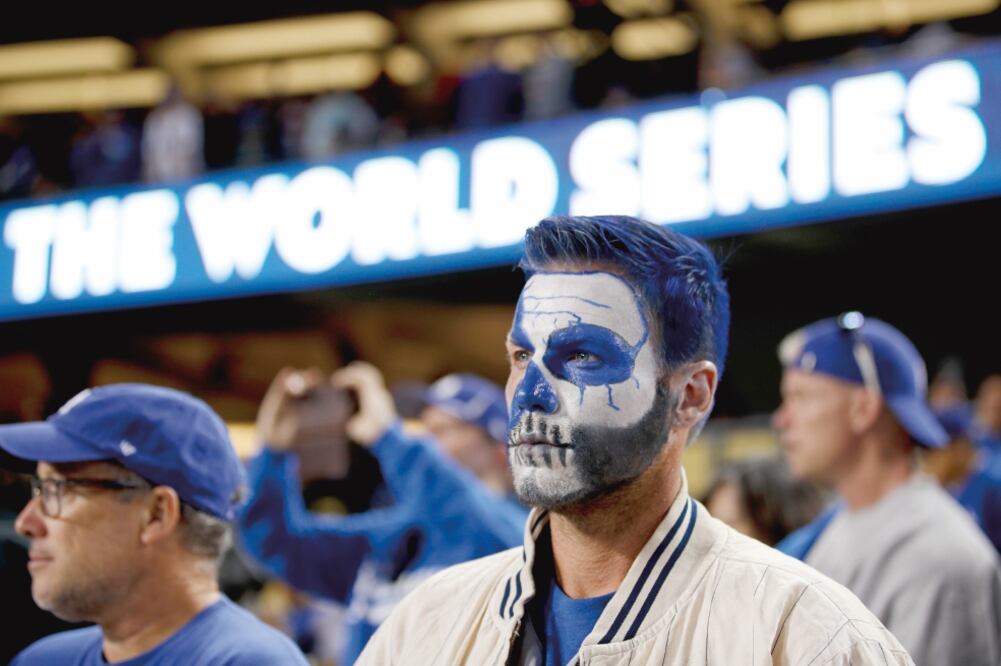 Los aficionados angelinos no podían creer lo que atestiguaban (JAE C. HONG. AP)