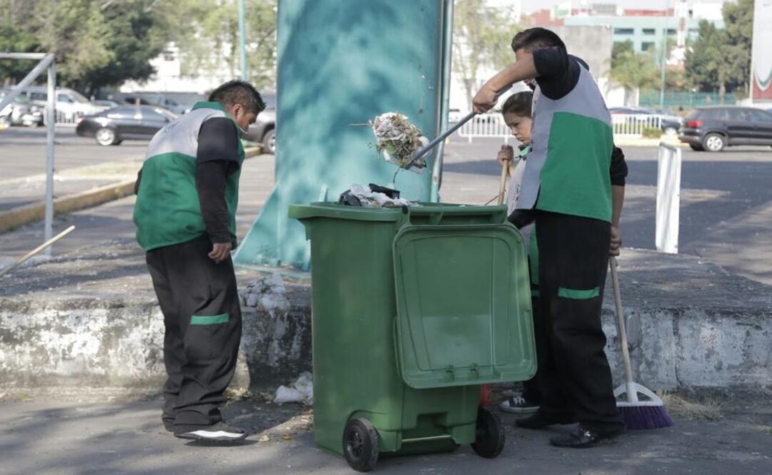 Personal de limpia recoge los pañales que quedaron tirados en la vialidad (Foto: Alejandra Leyva/El Universal)