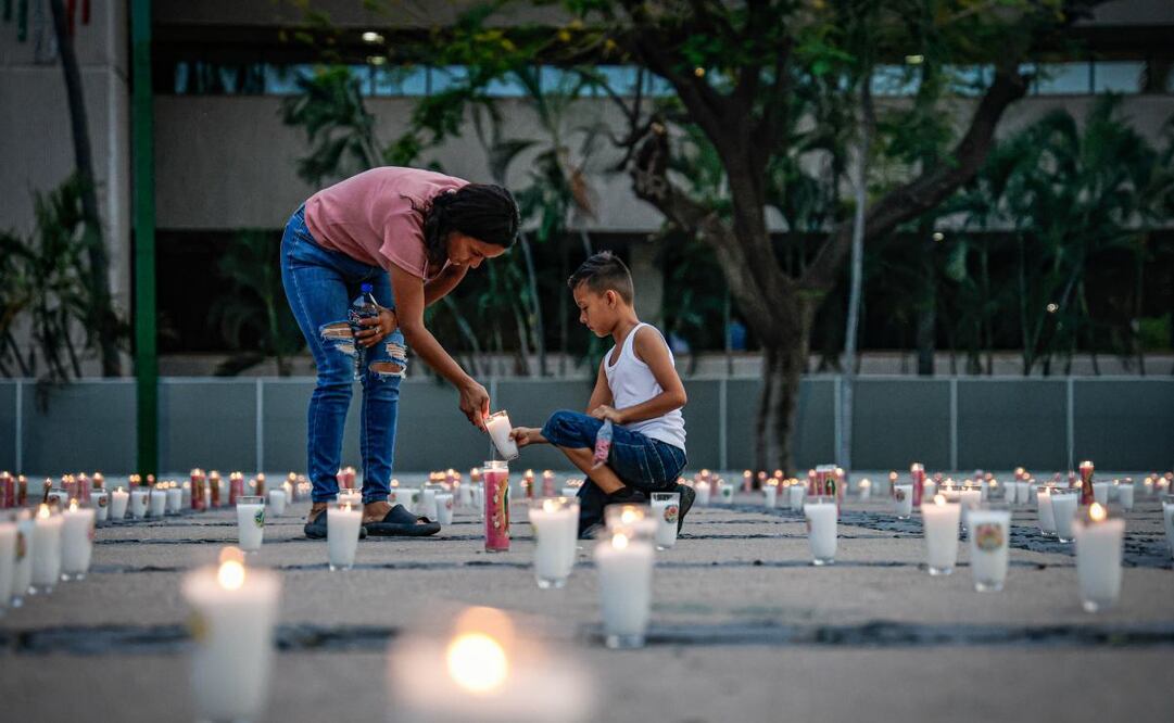 Culiacán, Sinaloa.- El colectivo Sabuesos Guerreras encendió más de cinco mil veladoras en la explanada de Palacio de Gobierno como acto de protesta silenciosa ante la crisis de desapariciones forzadas. Foto: José Betanzos Zárate / CUARTOSCURO