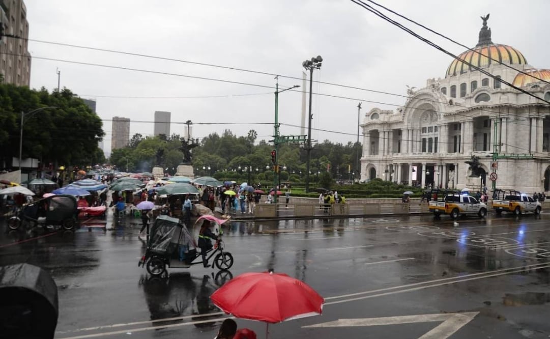 Comerciantes ambulantes que quieren vender dentro de la Alameda Central ahora bloquean avenida Juárez, Eje Central y avenida Hidalgo. | Foto: Carlos Mejía/El Universal.