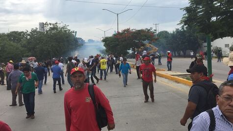 Dispersan bloqueo de maestros con gas lacrimógeno en Chiapas