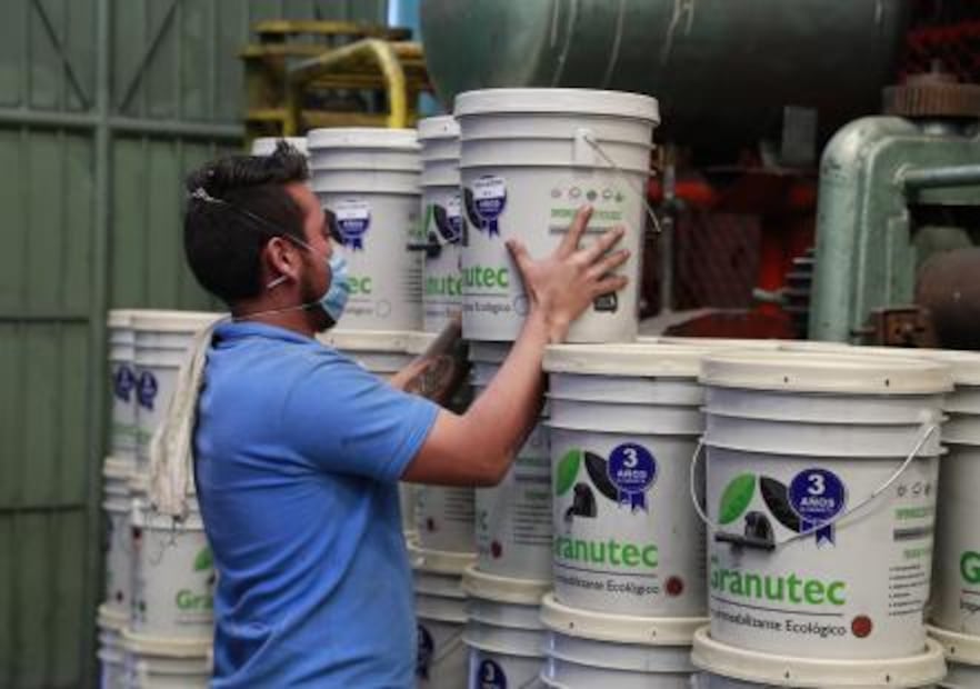 Crean mexicanos impermeabilizante con llantas usadas