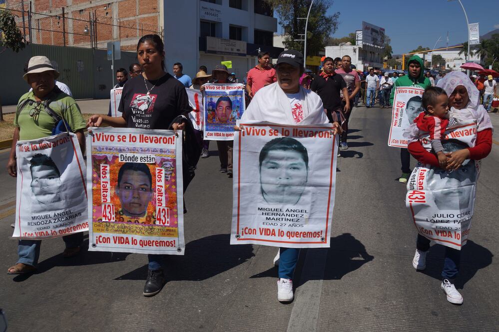 Integrantes de la Sección 22 de la CNTE marcharon junto con familiares de los 43 de Ayotzinapa (Foto: Edwin Hernandez / EL UNIVERSAL)