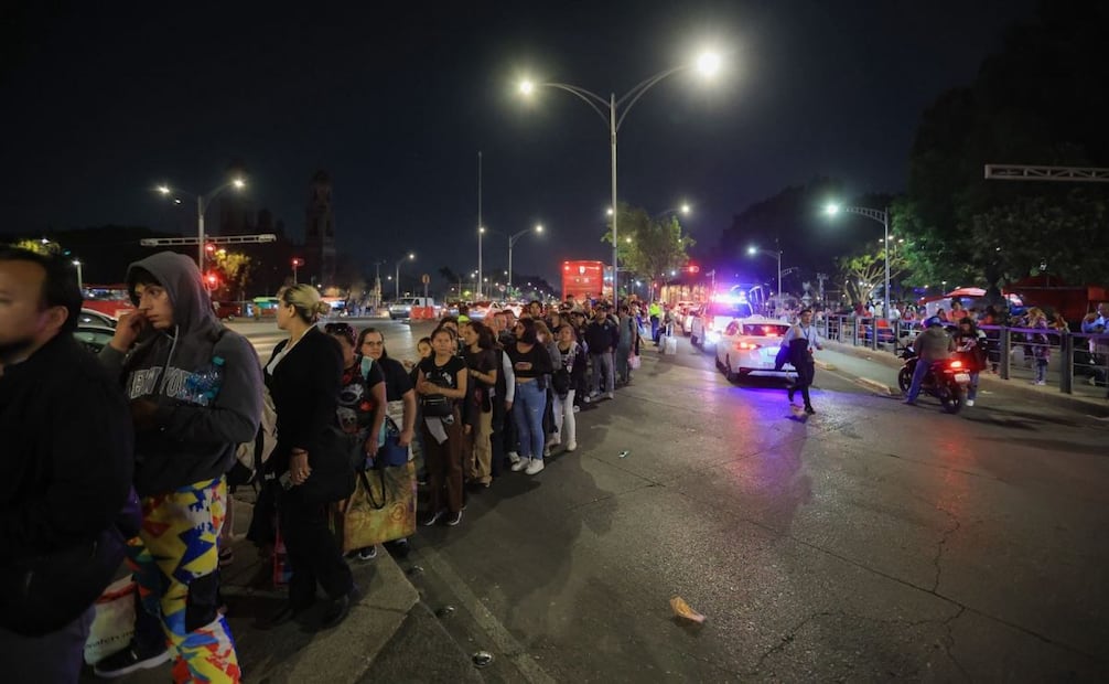 Después de la suspensión del servicio del tramo La Raza-Balderas de la Línea 3 del Metro de la Ciudad de México, usuarios cambiaron de transporte público, como al Metrobús. Foto: Osmar Alvarado / EL UNIVERSAL