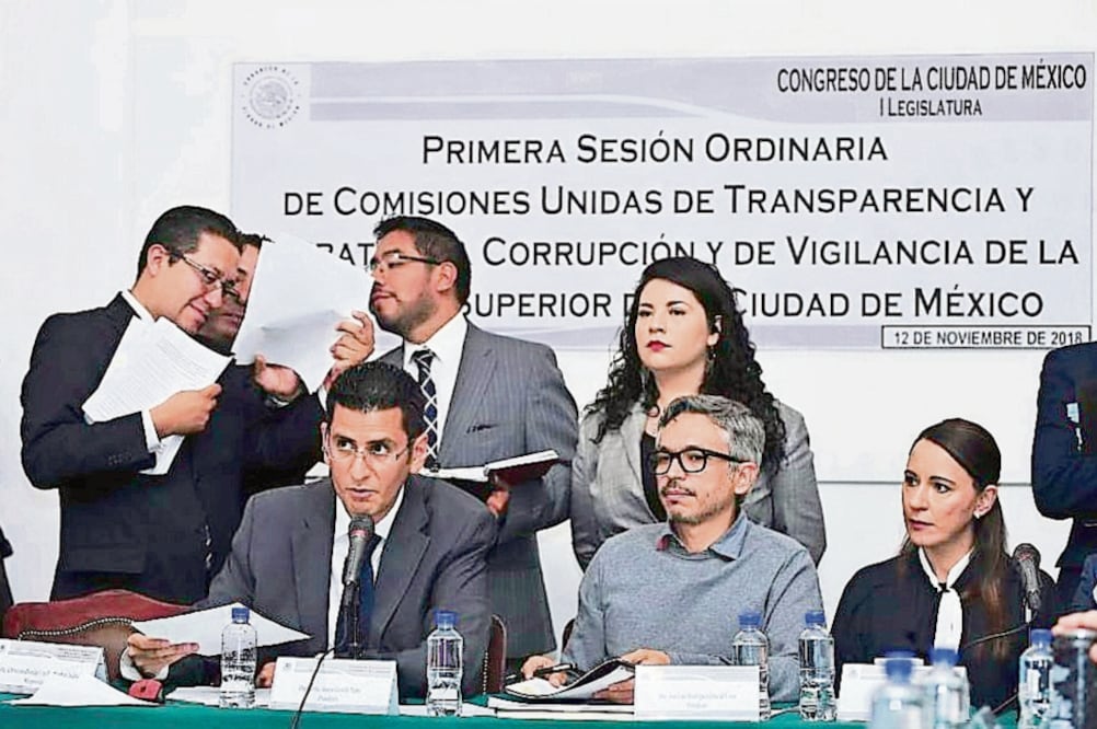 Carlos Castillo Pérez, presidente de la Comisión de Transparencia (izquierda), rechazó que dos dictámenes de proyecto relacionados con la fiscalización y el nombramiento del próximo contralor se hayan entregado de último momento. (ESPECIAL)