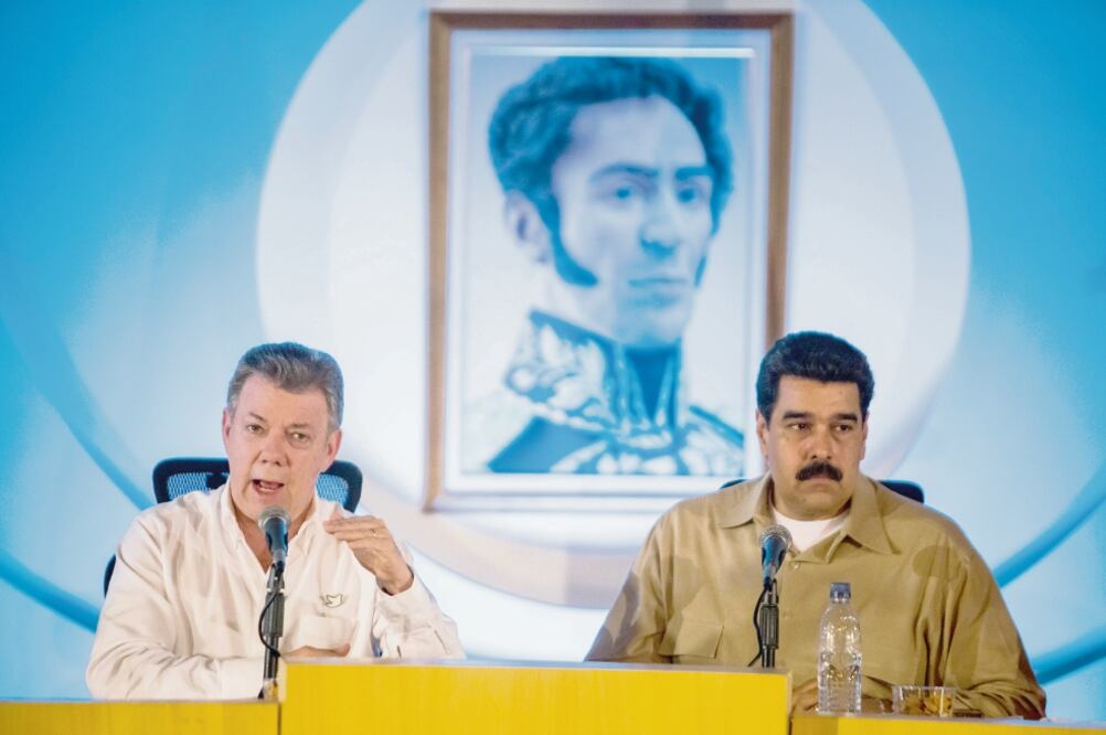 El presidente de Colombia, Juan Manuel Santos, y el mandatario venezolano, Nicolás Maduro, durante un encuentro celebrado en Venezuela en 2016. (MIGUEL GUTIERREZ. EFE)