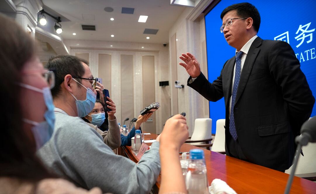Wu Yanhua, subdirector de la Administración Nacional del Espacio de China, en conferencia de prensa por muestras lunares. Foto: AP Photo/Mark Schiefelbein