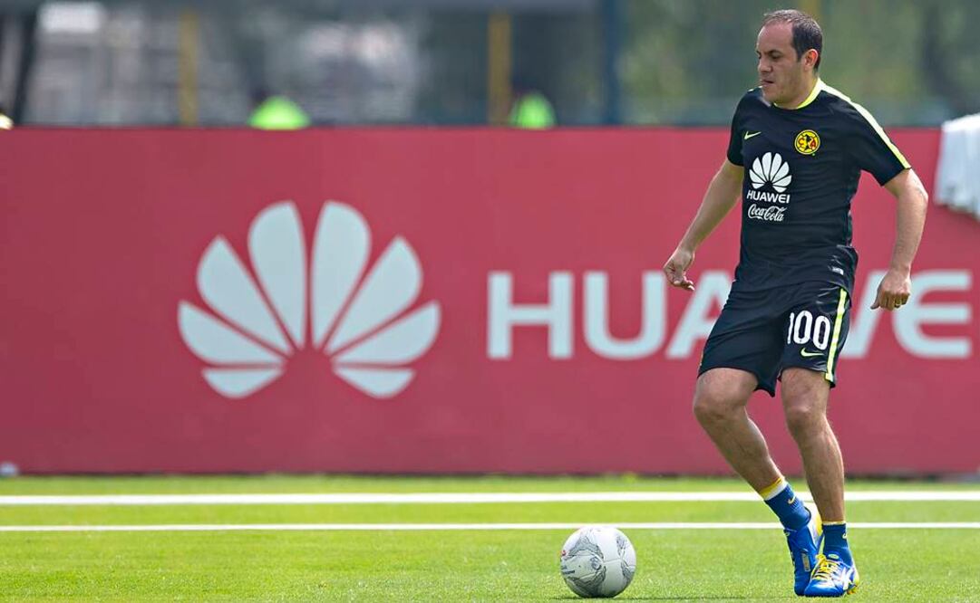 Blanco disfruta como niño con pelota nueva.