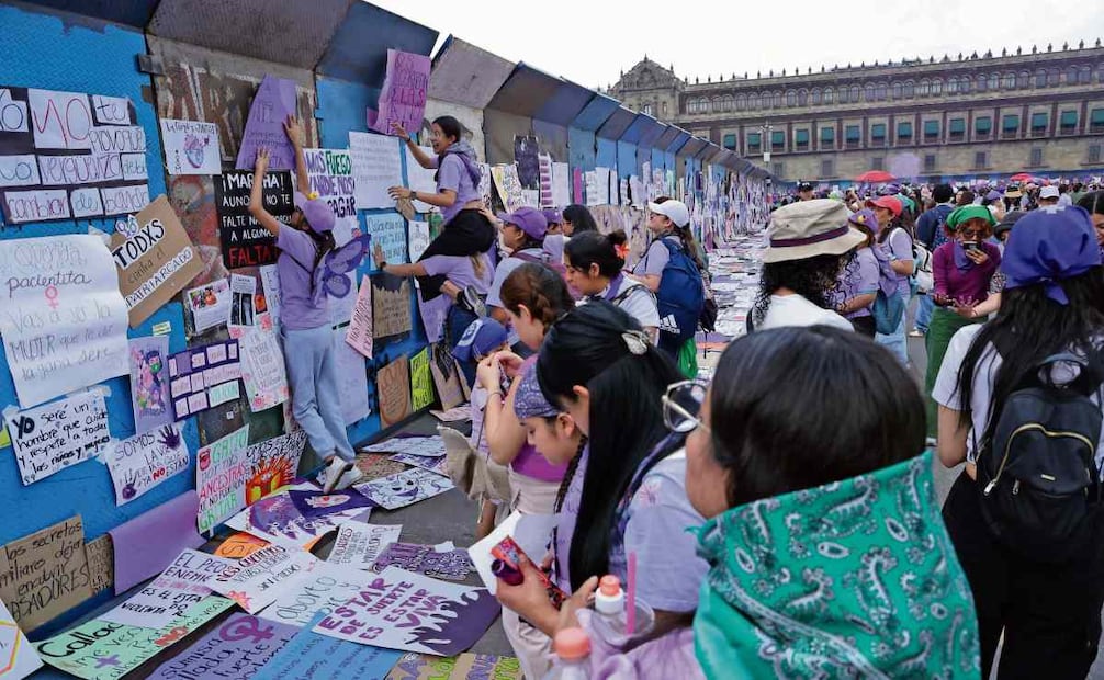 Al llegar al Zócalo capitalino ocuparon las vallas para colocar sus denuncias y consignas. Foto: Fernanda Rojas / EL UNIVERSAL