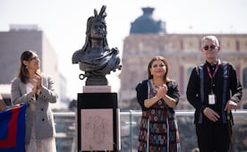 Brugada devela busto de Cuauhtémoc, último tlatoani mexica; realizan ceremonia fúnebre por 501 aniversario luctuoso 