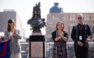 Brugada devela busto de Cuauhtémoc, último tlatoani mexica; realizan ceremonia fúnebre por 501 aniversario luctuoso