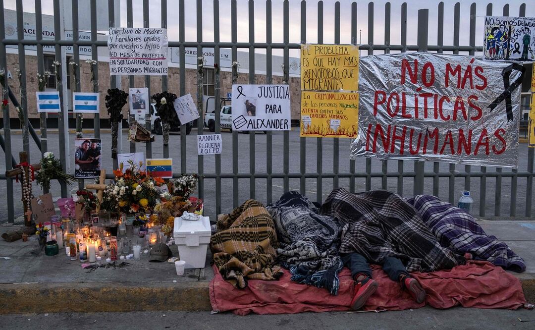 Migrantes duermen afuera del centro de detención de inmigrantes donde 39 migrantes murieron durante un incendio en Ciudad Juárez, estado de Chihuahua. Foto: AFP archivo/EL UNIVERSAL