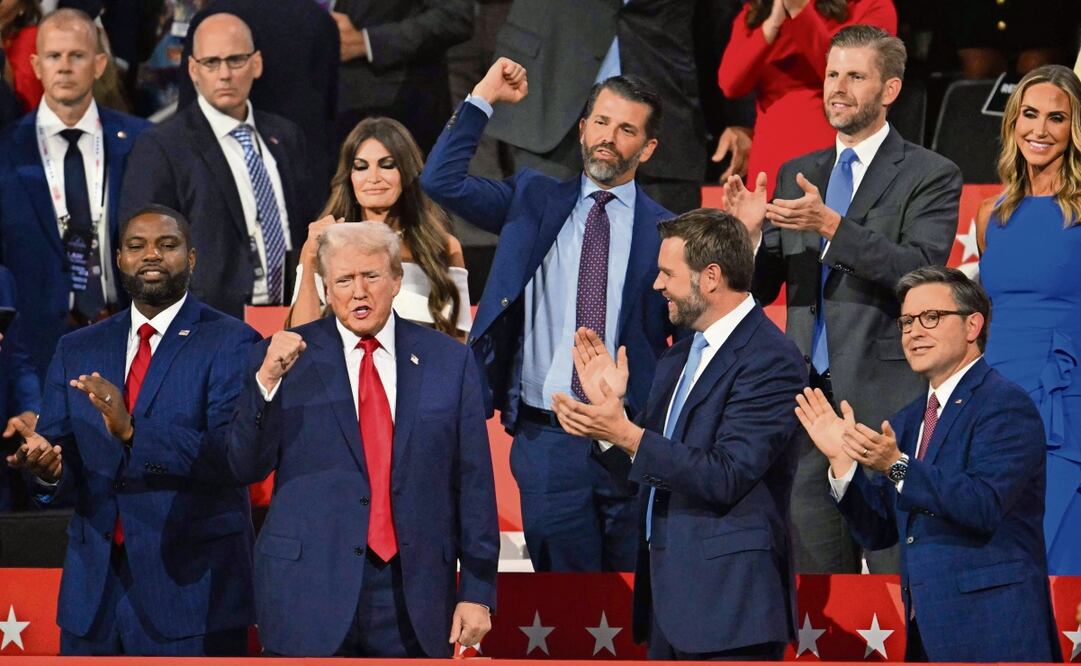 El candidato presidencial republicano, Donald Trump, con la oreja vendada, levantó el puño, mientras era ovacionado por sus hijos y los republicanos, en Milwaukee Foto: Angela Weiss AFP