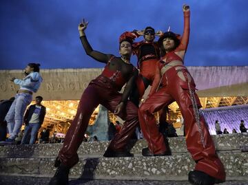 “¡Rosalía hermana, ya eres mexicana!” el fanatismo fuera del Auditorio Nacional