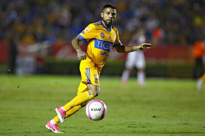 Javier Aquino derrocha amor durante partido de Tigres