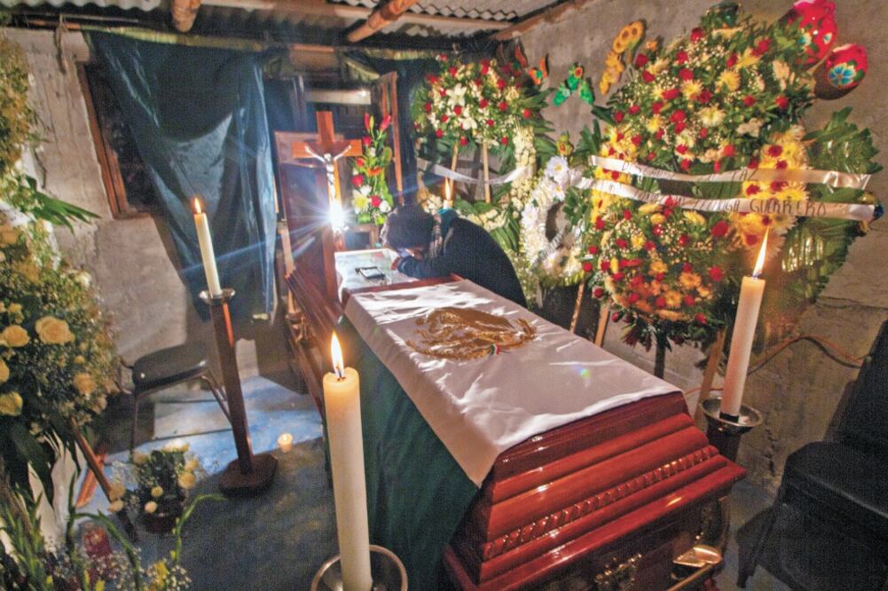 Juana Yolanda, madre de Arturo Jonathan, quien fue abatido el lunes, no se despegó del féretro de su hijo durante su velorio. Foto: CHARBELL LUCIO. EL UNIVERSAL