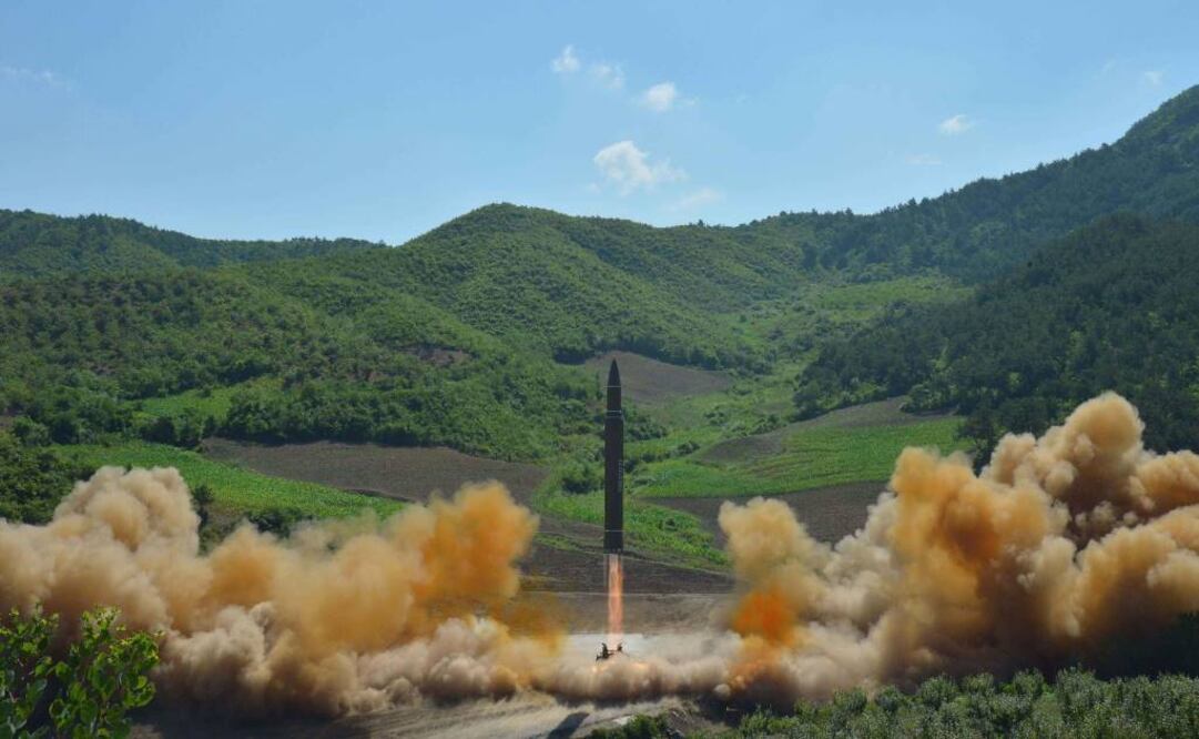 El pasado 4 de julio Corea del Norte realizó un lanzamiento de prueba de un misil intercontinental Hwasong-14 FOTO: EFE