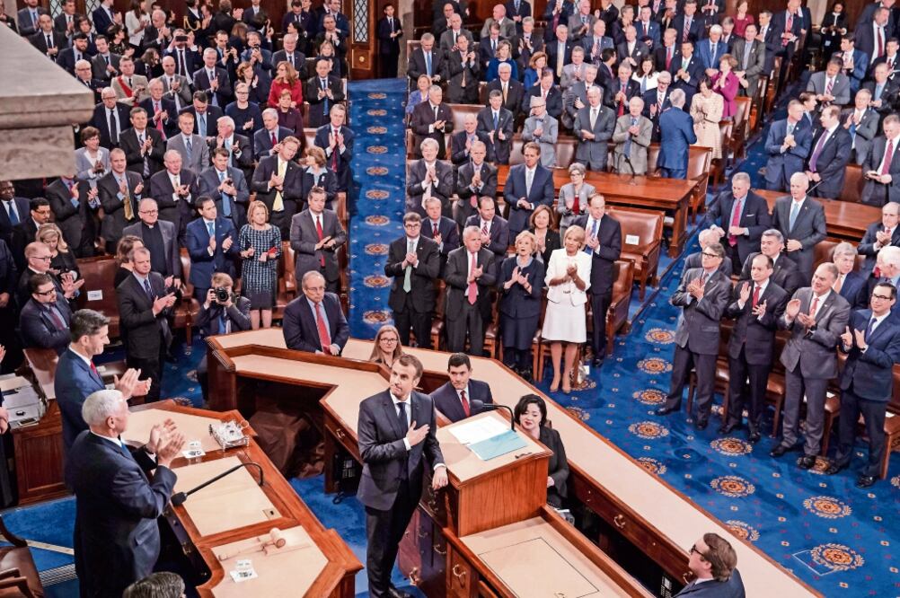 El presidente francés Emmanuel Macron recibió una ovación de pie al terminar ayer su discurso frente a las dos cámaras del Congreso estadounidense, en Washington (J. SCOTT APPLEWHITE. AP)