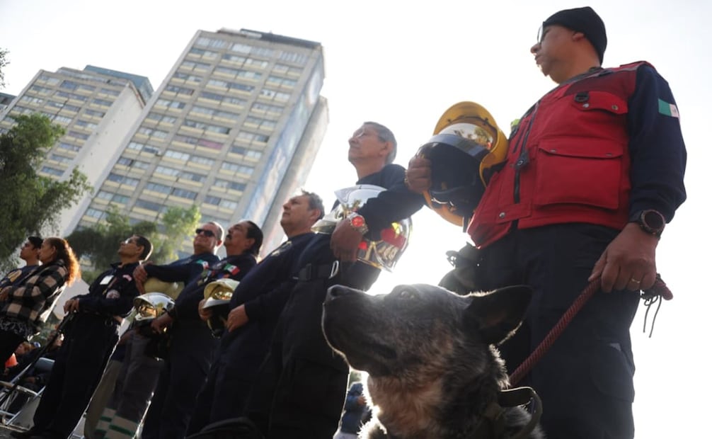 Misa solemne en el reloj del sol en Tlatelolco, alcaldia Cuauhtémoc, recordando a los fallecidos por el sismo de 1985. El grupo de rescate Topos azteca fue el encargado de la organización. Foto: Carlos Mejía / EL UNIVERSAL