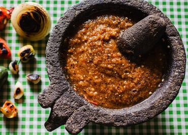 Tres salsas mexicanas que puedes hacer en molcajete