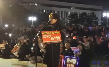 VIDEO: al ritmo de “Feliz Navidad”, surcoreanos protestan contra Yoon Suk-yeol; el presidente fue destituido por el Parlamento