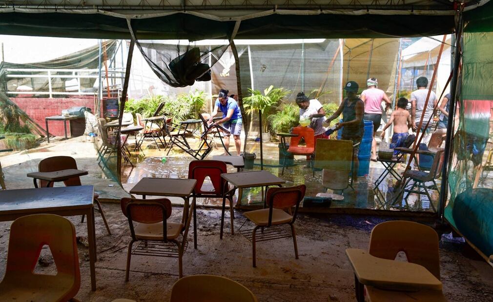 El secretario de Educación Pública, Mario Delgado, dijo que la mayoría de las escuelas del puerto de Acapulco regresaron a sus actividades a partir de ayer lunes, y anunció que esta semana se tendrá un diagnóstico preciso de aquellos planteles que no pudieron hacerlo. Foto: cuartoscuro.com