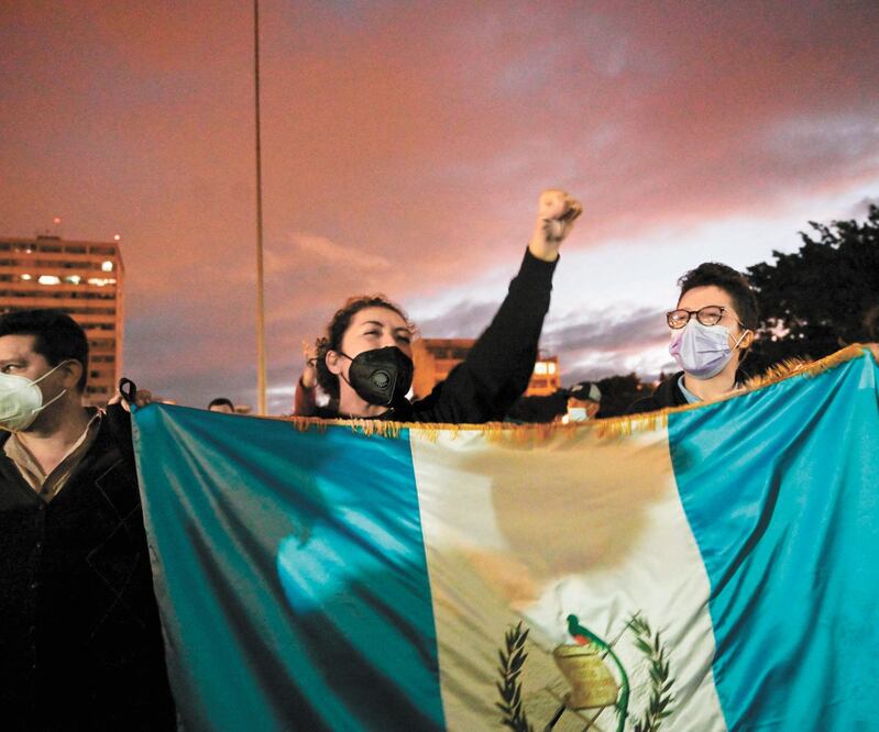 Decenas de guatemaltecos salieron a las calles a protestar de nuevo para exigir la renuncia del presidente Giammattei. 