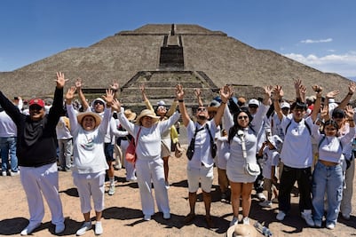 Recargan energía en las pirámides de Teotihuacán