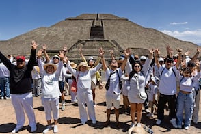 Recargan energía en las pirámides de Teotihuacán
