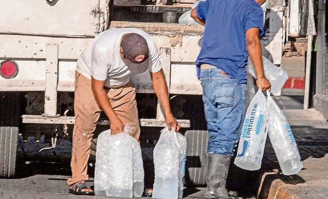 Los apagones registrados en varias zonas del país, aunado a la falta de agua, han pegado a la producción de hielo y ya comienza a escasear en comercios del país. Foto: Especial/El Universal
