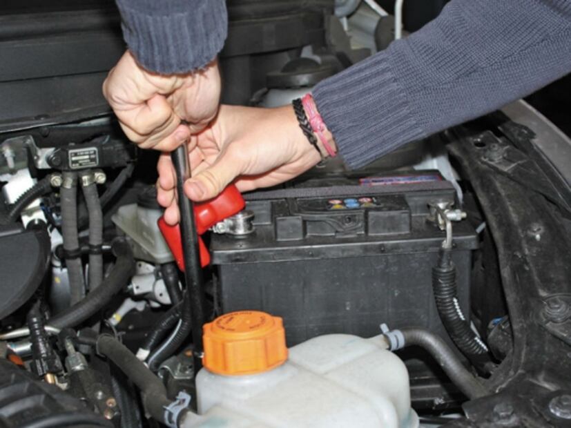 Cinco sencillos pasos para desconectar la batería del auto