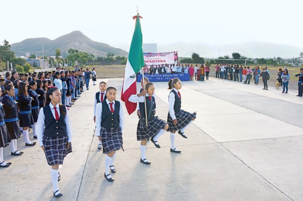 Al iniciar labores en la Telesecundaria Número 254, el dirigente magisterial Eloy López reiteró que insistirán en la abrogación de la reforma educativa. Foto: EDWIN HERNÁNDEZ. EL UNIVERSAL