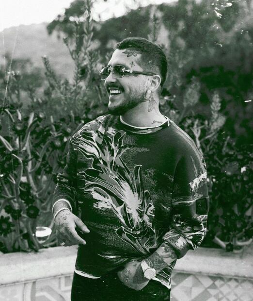 Christian Nodal realizó el acto solidario más grande de su carrera hacia una niña y conmocionó al mundo