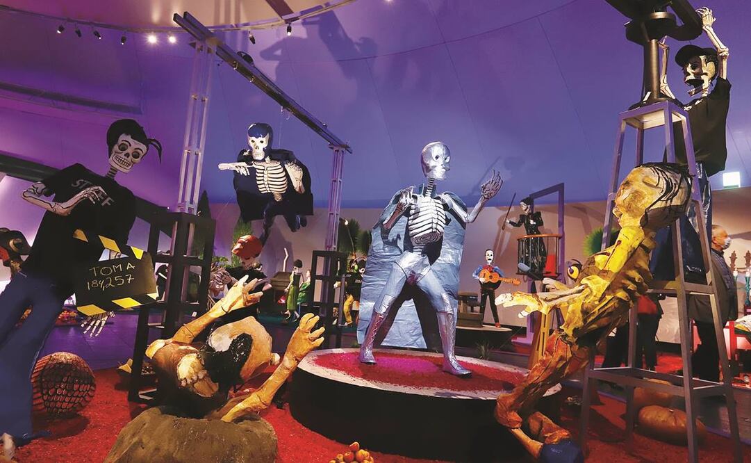 Más de 30 figuras hechas de papel recrean escenas de películas como A toda máquina o El Santo contra las Momias de Guanajuato.Foto: Berenice/ EL UNIVERSAL