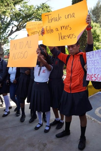 Varones con faldas protestan contra acoso en Oaxaca
