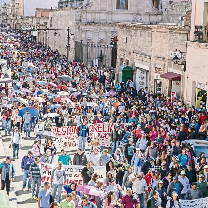 Integrantes de la Sección 18 marcharon ayer por calles de Morelia y otras localidades para exigir el pago de salarios vencidos. RODOLFO AYALA. EL UNIVERSAL