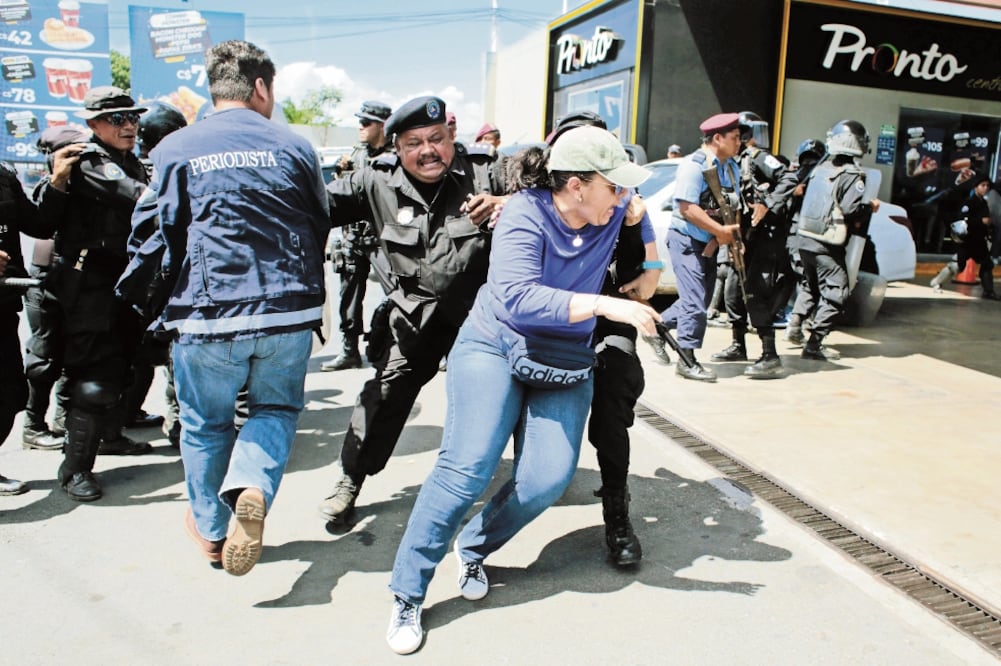 La policía de Nicaragua se enfrenta contra los inconformes al gobierno de Dan iel Ortega; en la imagen, una mujer es detenida por los elementos de seguridad. (OSWALDO RIVAS. REUTERS)
